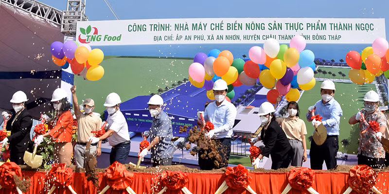 Bí thư Tỉnh ủy Đồng Tháp Lê Quốc Phong, Chủ tịch Ủy ban nhân dân tỉnh Phạm Thiện Nghĩa cùng thực hiện nghi thức khởi công dự án nhà máy.