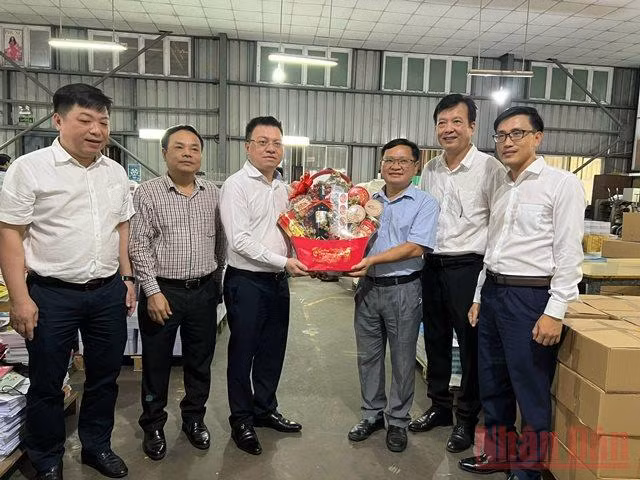 Tổng Biên tập Lê Quốc Minh thăm và làm việc với Công ty in báo Nhân Dân TP Hồ Chí Minh -0