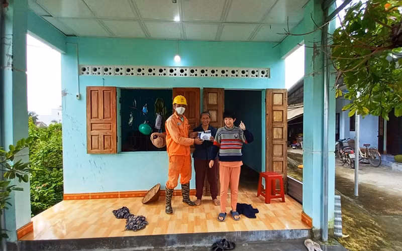 Trao Thẻ bảo hiểm an toàn điện cho hộ gia đình hoàn cảnh khó khăn ở Quảng Nam.