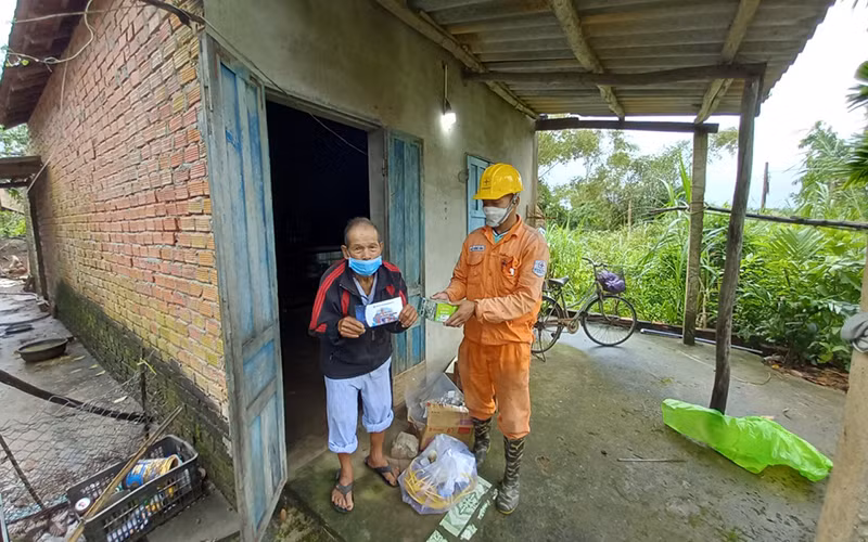 Tặng gần 3000 “Thẻ bảo hiểm an toàn điện”&nbsp;cho khách hàng khu vực miền Trung-Tây Nguyên -0