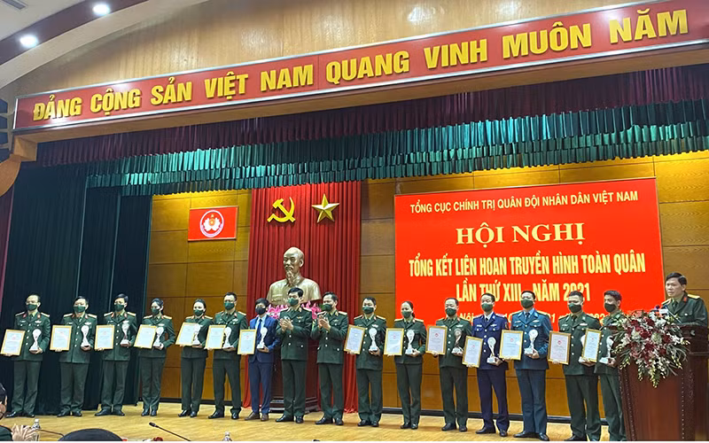 Các tác giả đạt giải thưởng tại Liên hoan truyền hình toàn quân lần thứ XIII năm 2021.