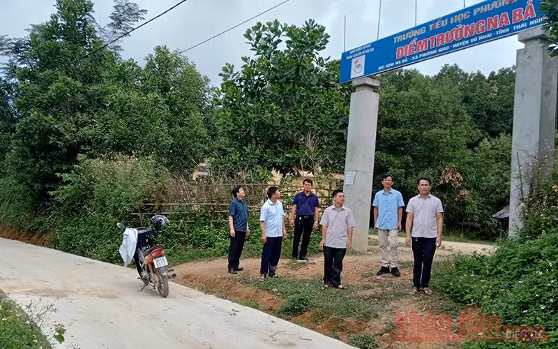 Đường bê-tông được xây dựng đến điểm trường Nà Bả, phát triển sự nghiệp giáo dục ở địa phương.