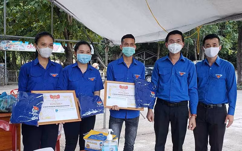 Tặng Bằng khen biểu dương những đóng góp của thanh niên tình nguyện.