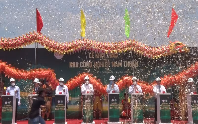 Nguyên Chủ tịch nước Trương Tấn Sang; nguyên Phó Thủ tướng Thường trực Chính phủ Trương Hòa Bình và lãnh đạo tỉnh Long An ấn nút khởi công dự án hạ tầng Khu công nghiệp Nam Thuận. 