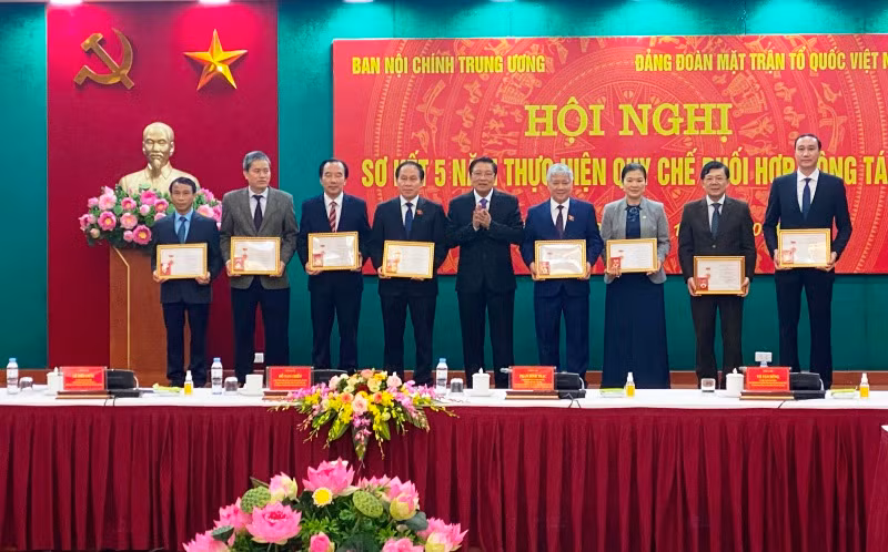 Đồng chí Phan Đình Trạc trao Kỷ niệm chương Vì sự nghiệp Nội chính Đảng cho các đồng chí có cống hiến.