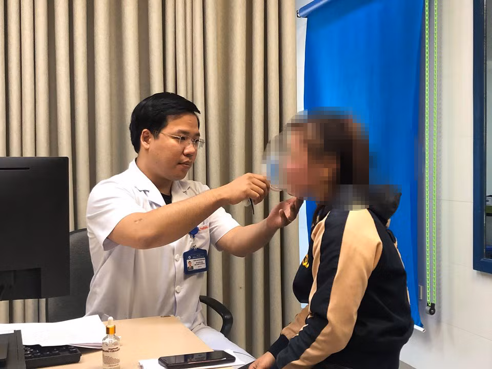 Bỏng da mặt vì hóa chất từ thuốc lột da trôi nổi -0