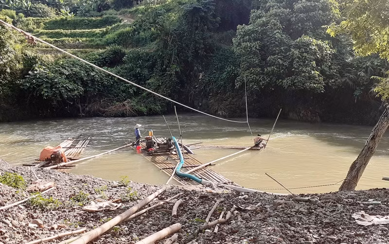 Đầu hút cắm xuống lòng sông Gâm hút cát, sỏi.