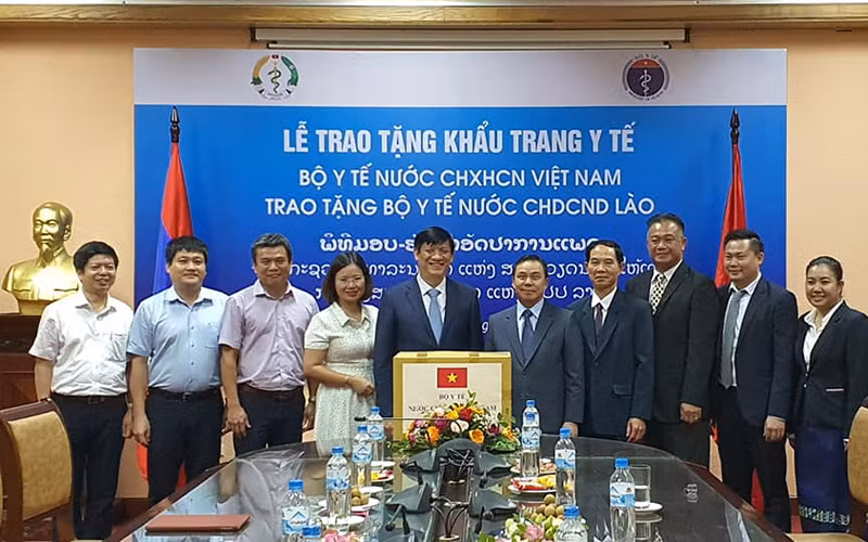 Bộ Y tế Việt Nam tặng Bộ Y tế Lào 200 nghìn khẩu trang y tế