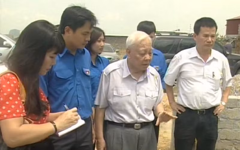 Giáo sư, Viện sĩ Nguyễn Văn Hiệu trong một chuyến kiểm tra, đánh giá hiệu quả mô hình xử lý rác thải nông thôn xây dựng khu dân cư xanh tại huyện Thuỷ Nguyên, TP Hải Phòng.