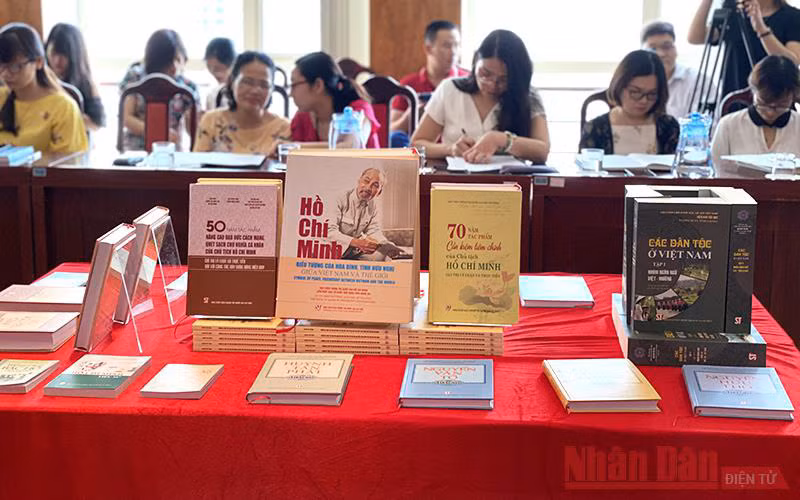 Trưng bày một số cuốn sách tiêu biểu của NXB Chính trị quốc gia Sự thật nhân dịp Kỷ niệm 130 năm Ngày sinh Chủ tịch Hồ Chí Minh.