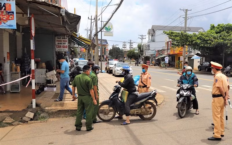 Phong tỏa một khu vực trên địa bàn phường Lộc Sơn, TP Bảo Lộc để triển khai các biện pháp phòng, chống dịch.