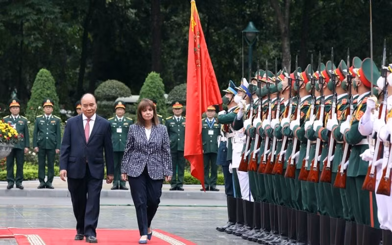 Chủ tịch nước Nguyễn Xuân Phúc và Tổng thống Hy Lạp Katerina Sakellaropoulou duyệt Đội danh dự Quân đội nhân dân Việt Nam. (Ảnh: TTXVN)