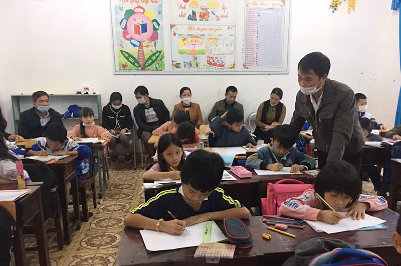 Học sinh Trường tiểu học Sơn Lâm (xã Sơn Lâm, huyện Hương Sơn, tỉnh Hà Tĩnh) trong giờ học mỹ thuật. (Ảnh: thsonlam.huongson.edu.vn)