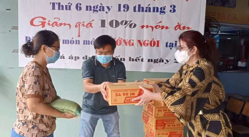 Đại diện Công ty cổ phần Bất động sản Thiên Phúc trao quà cho người dân nghèo ở quận 12.