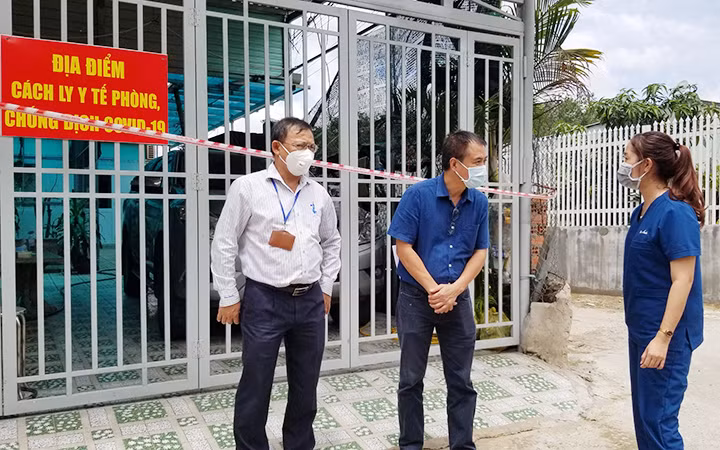 Kiểm tra công tác cách ly y tế phòng, chống dịch Covid-19 tại nhà ở huyện Bàu Bàng, tỉnh Bình Dương. Ảnh: HOÀI THƯƠNG