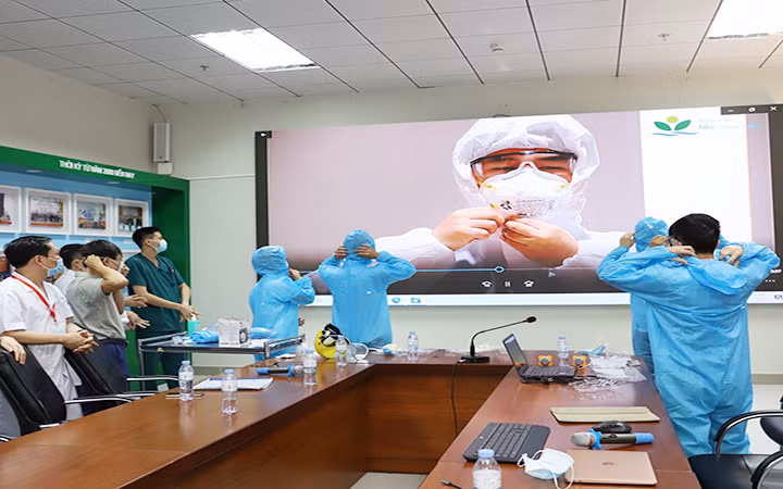 Các thành viên đoàn công tác của Bệnh viện Nhi T.Ư tập huấn chuyên môn trước khi vào hỗ trợ TP Hồ Chí Minh chống dịch Covid-19. Ảnh: MINH HẠNH