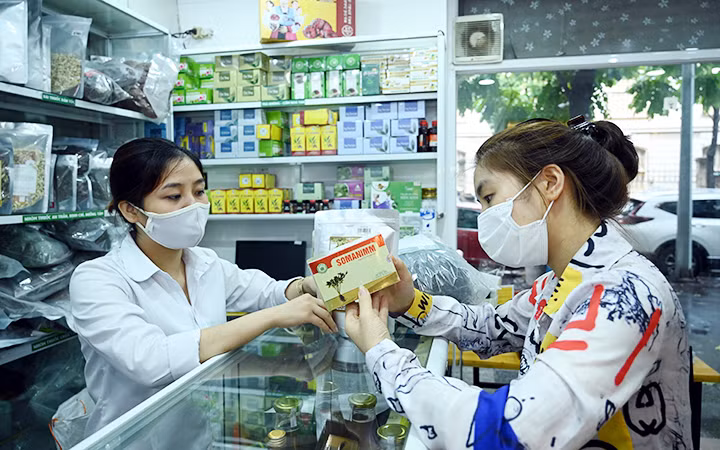 Người dân tìm mua các sản phẩm bảo vệ sức khỏe trong mùa dịch. Ảnh: ĐĂNG ANH