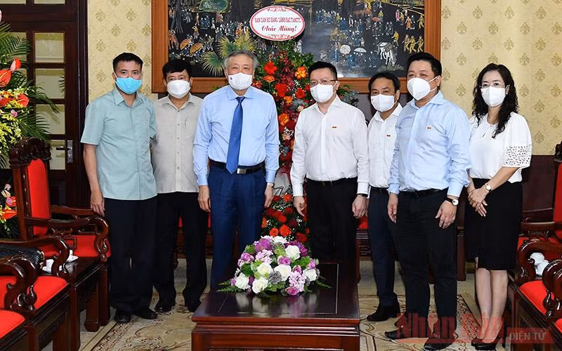 Đồng chí Nguyễn Hòa Bình, Ủy viên Bộ Chính trị, Bí thư Trung ương Đảng, Chánh án Tòa án Nhân dân tối cao chúc mừng tập thể những người làm Báo Nhân Dân. (ẢNH: THỦY NGUYÊN)