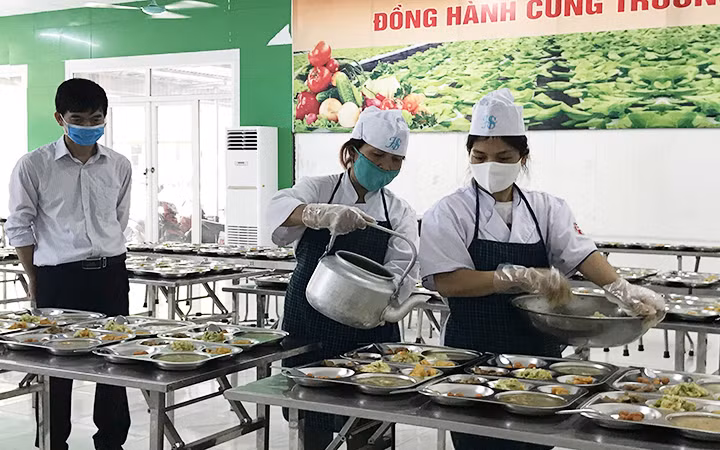 Kiểm tra công tác bảo đảm an toàn thực phẩm tại Trường THCS Dương Nội (quận Hà Đông).