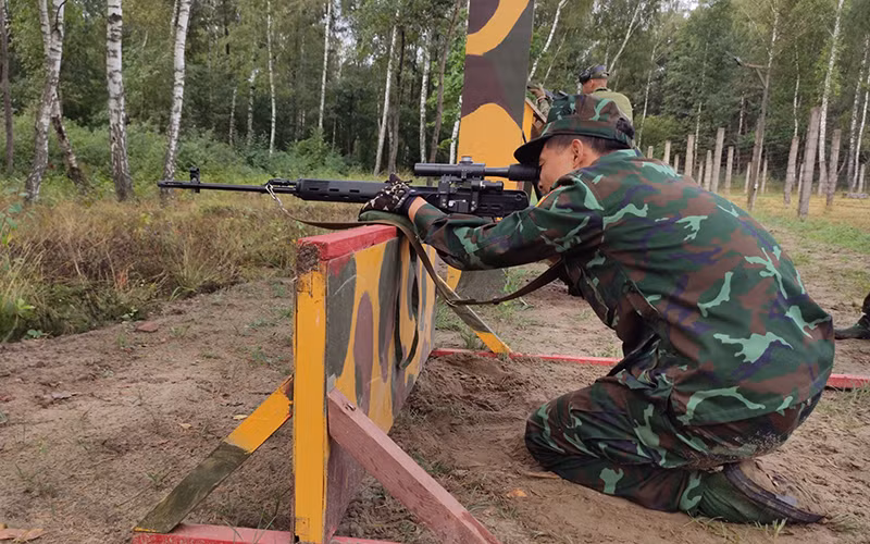 Tuyển thủ đội tuyển Bắn tỉa QĐND Việt Nam thực hiện bài thi "Bắn ở tư thế không thuận lợi". Ảnh: XUÂN HỒNG