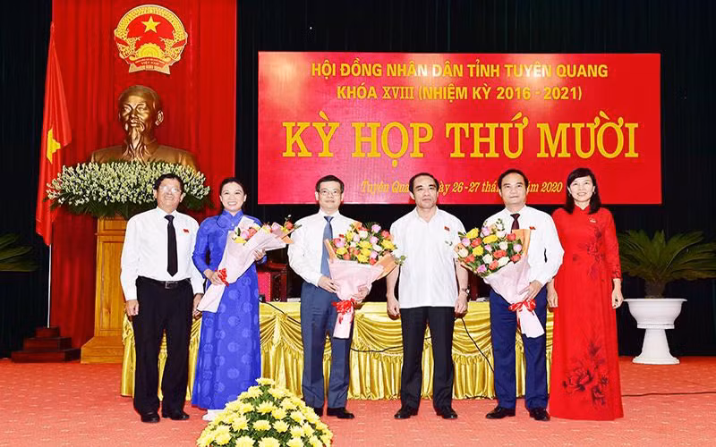 Đồng chí Chẩu Văn Lâm, Ủy viên T.Ư Đảng, Bí thư Tỉnh ủy Tuyên Quang (đứng thứ 3 từ trái sang) và lãnh đạo HĐND tỉnh tặng hoa chúc mừng các đồng chí được bầu giữ chức vụ Chủ tịch UBND tỉnh và Phó Chủ tịch UBND tỉnh nhiệm kỳ 2016-2021