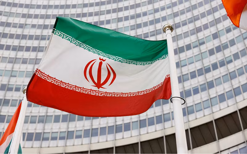 Quốc kỳ Iran trước trụ sở Cơ quan Năng lượng nguyên tử quốc tế (IAEA) ở Vienna, Áo. (Ảnh: Reuters)