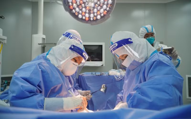 Các bác sĩ tiến hành mổ bắt con tại Bệnh viện hồi sức Covid-19. (Ảnh: Bệnh viện cung cấp)