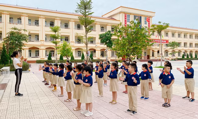 Giờ giáo dục thể chất của học sinh lớp 1, Trường tiểu học Trần Nhân Tông (Nam Định).