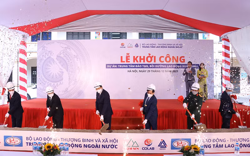 Bộ trưởng Đào Ngọc Dung và các đại biểu thực hiện nghi thức động thổ khởi công dự án (Ảnh: Molisa).