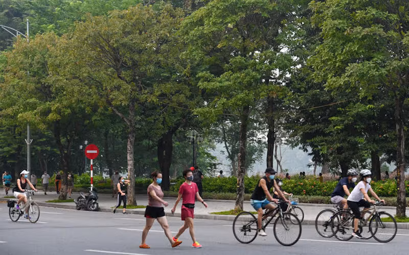 Từ sáng sớm, người dân đã tập trung tại các khu vực công cộng để tham gia các hoạt động thể dục thể thao ngoài trời. Ảnh: Duy Linh
