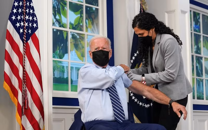 Tổng thống Mỹ Joe Biden tiêm mũi vaccine ngừa Covid-19 tăng cường tại Nhà trắng, ngày 27/9. (Ảnh: Reuters)