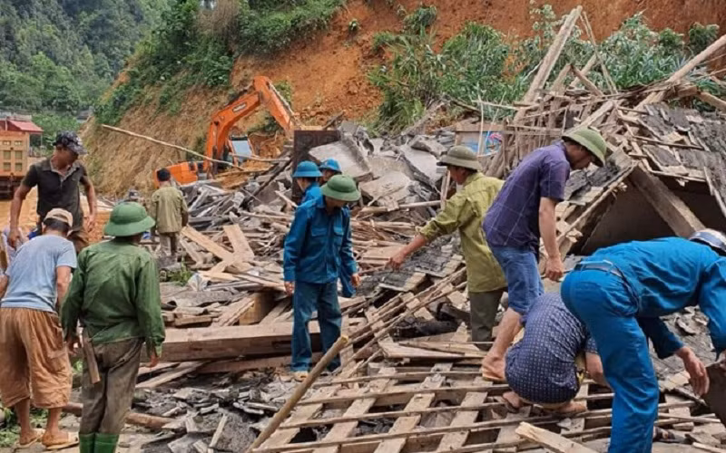 Huy động lực lượng tại chỗ giúp đỡ gia đình bị thiệt hại do sạt lở đất.
