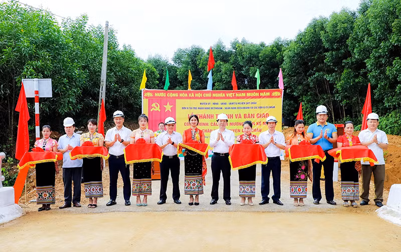 Các đại biểu cắt băng khánh thành cầu. (Ảnh: Phạm Bằng)