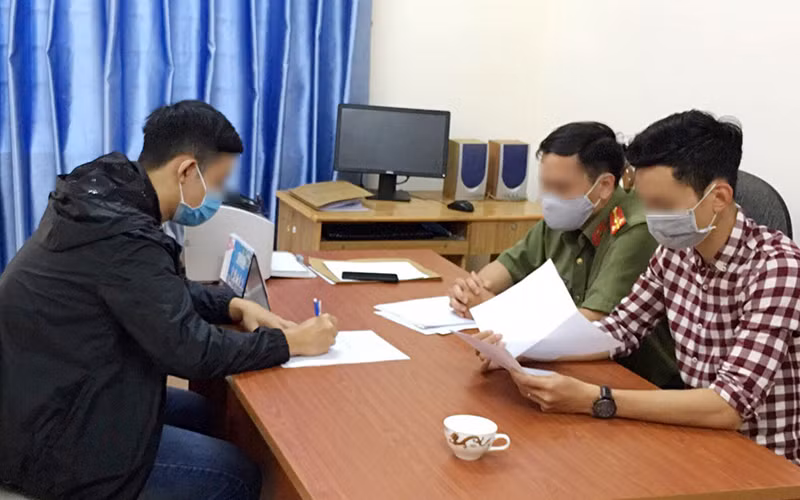 Lực lượng chức năng làm việc với học sinh N.H.L (bên trái) để làm rõ vụ việc.