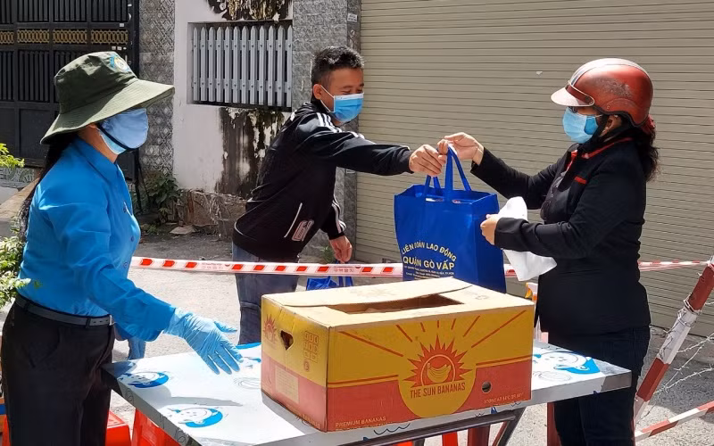 Liên đoàn Lao động quận Gò Vấp động viên và trao quà cho người lao động sinh sống tại phường 14, quận Gò Vấp đang thực hiện cách ly xã hội theo quy định của thành phố do nằm trong vùng dịch.