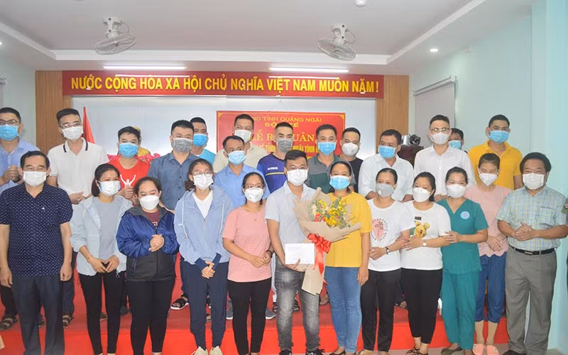 23 bác sĩ và điều dưỡng tình nguyện vào Bình Dương chống dịch Covid-19.