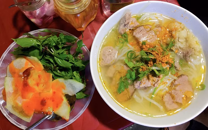 Ăn phở ở phố Hội