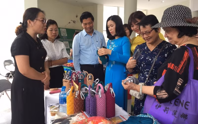 Giới thiệu sản phẩm của phụ nữ trong Ngày hội Phụ nữ Thủ đô khởi nghiệp và sáng tạo.
