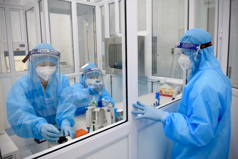 Các cán bộ CDC Nghệ An thực hiện xét nghiệm SARS-CoV-2.