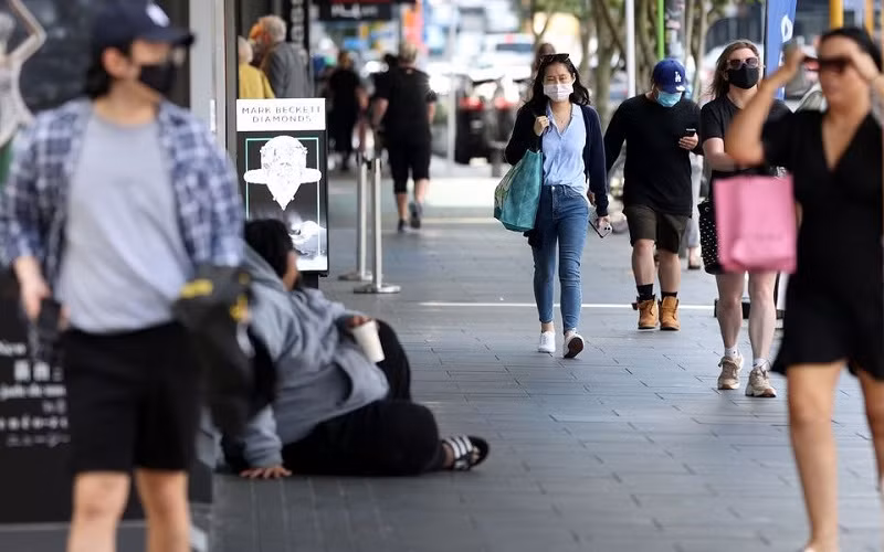 Người mua sắm tại 1 khu bán lẻ ở Auckland, New Zealand sau khi các hạn chế phòng dịch Covid-19 được nới lỏng, ngày 10/11/2021. (Ảnh: REUTERS)