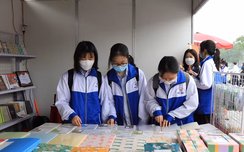 Các em học sinh tham quan Ngày sách.