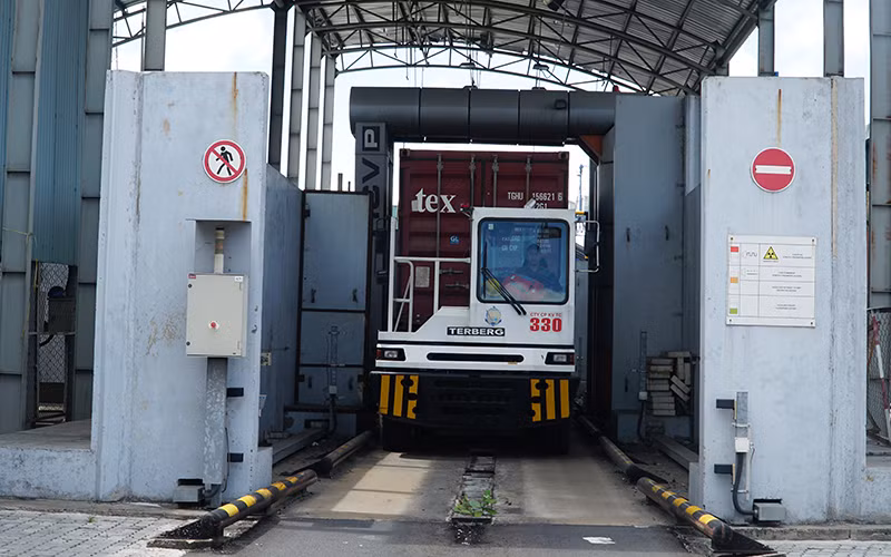 Hoạt động soi chiếu container tại Cát Lái - TP Hồ Chí Minh.
