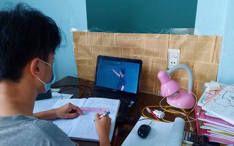 Sở Giáo dục- Đào tạo Quảng Bình khuyến khích học sinh nơi có điều kiện học bằng hình thức trực tuyến.