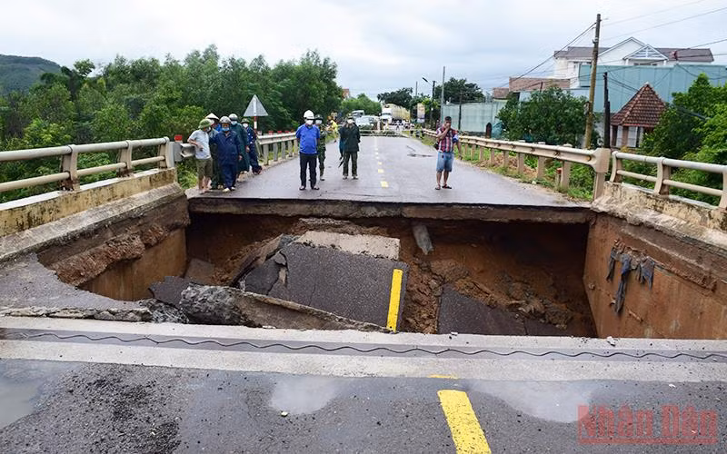 Hiện trường vụ xói lở mố cầu Ngô La qua quốc lộ 19C đoạn qua huyện Vân Canh, tỉnh Bình Định. (Ảnh: Cát Hùng)