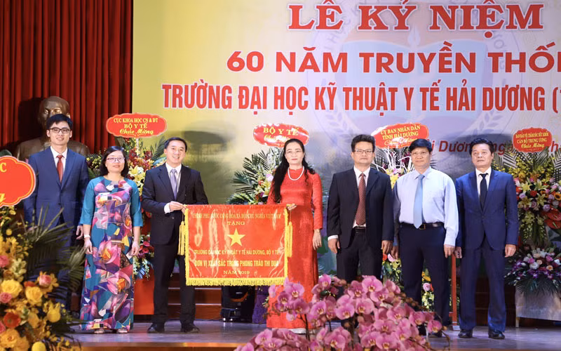 Thừa ủy quyền của Thủ tướng Chính phủ, lãnh đạo Bộ Y tế trao Cờ thi đua của Thủ tướng Chính phủ tặng Trường đại học Kỹ thuật Y tế Hải Dương.