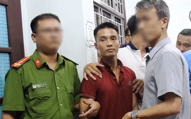 Đối tượng Triệu Quân Sự (áo đỏ).
