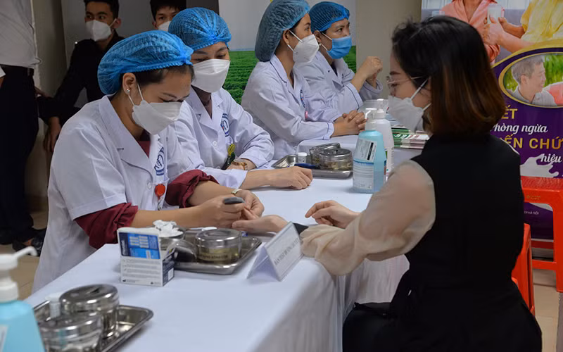 Kiểm tra đường huyết cho người dân.