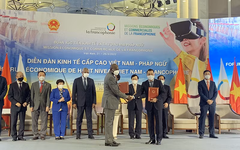Lễ trao các thỏa thuận hợp tác giữa Việt Nam và các nước Pháp ngữ. (Ảnh NGUYỄN HÀ)