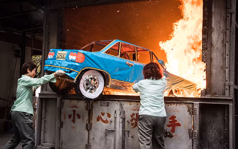 Người dân “hóa vàng” cả mô hình ô-tô trong một dịp cúng lễ.