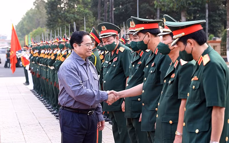 Thủ tướng Phạm Minh Chính thăm, chúc Tết Quân khu 9. (Ảnh: TTXVN)